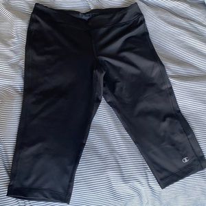 CHAMPION short exercise leggings in black, size M